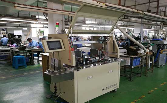 半自動刷剪編織包銅箔機(jī)現(xiàn)場圖片 半自動刷剪編織包銅箔機(jī)現(xiàn)場圖片